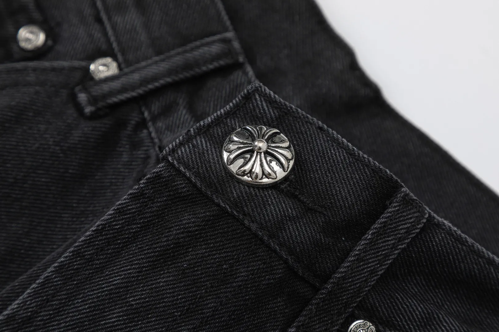 KE925#P180 The only correct leather label version on the market Chrome Hearts CH Cross embroidery distressed jeans Top ceiling quality 100% correct version The correct version is here!  Believe me this must be the best quality you will ever come across! ! Excellent value for money! !  Styles with different washes and textures are very friendly to people with thin legs and thick legs. The straight version is very flattering to the shape of the legs. The moderate length is timeless and easy to match. It is the basis of various styles and a must-have in the wardrobe! ! Add a little stacking to easily control the clean fit trend that has exploded this year. The fabric is stiff but also makes the upper body soft without losing texture. The sides and cuffs of some styles have a bone-wash effect. The vintage flavor pops up all at once. It’s really hard not to love it! ✅Correctly customize the Croxin metal leather label on the back panel. It is not sold directly with the cross on the finished jeans. 1:1 copying strives for excellence and the details are perfectly grasped. ✅The cross leather label is clear and smooth. Exquisite turning top craftsmanship. ✅Buttons, zippers and hardware are all customized versions of the Croxin LOGO. ✅High-cost washing process. Size: 28 30 32 34 36 (5 sizes)